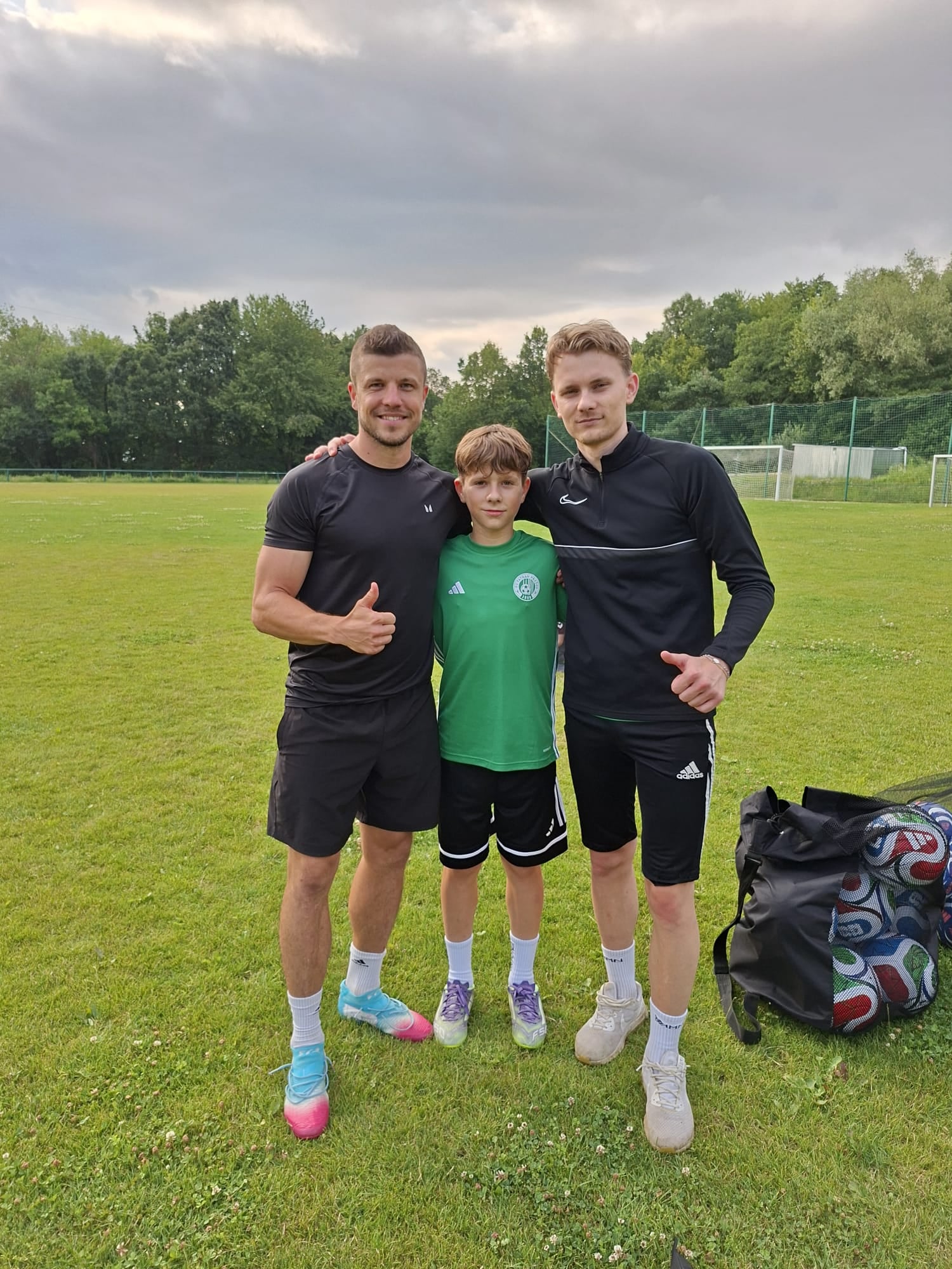 Matúš Marcin s mladým hráčom a druhým trénerom po individuálnom futbalovom tréningu na ihrisku.