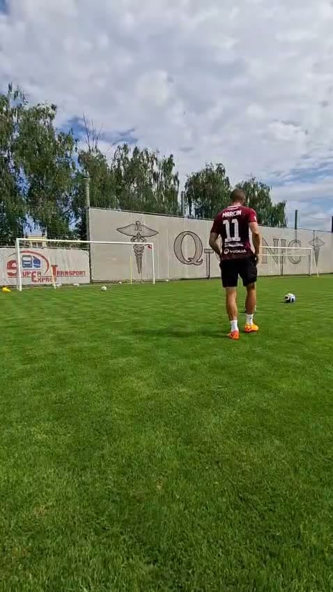 Hráč postupne zakončuje na bránu sériu pripravených lôpt počas tréningu.