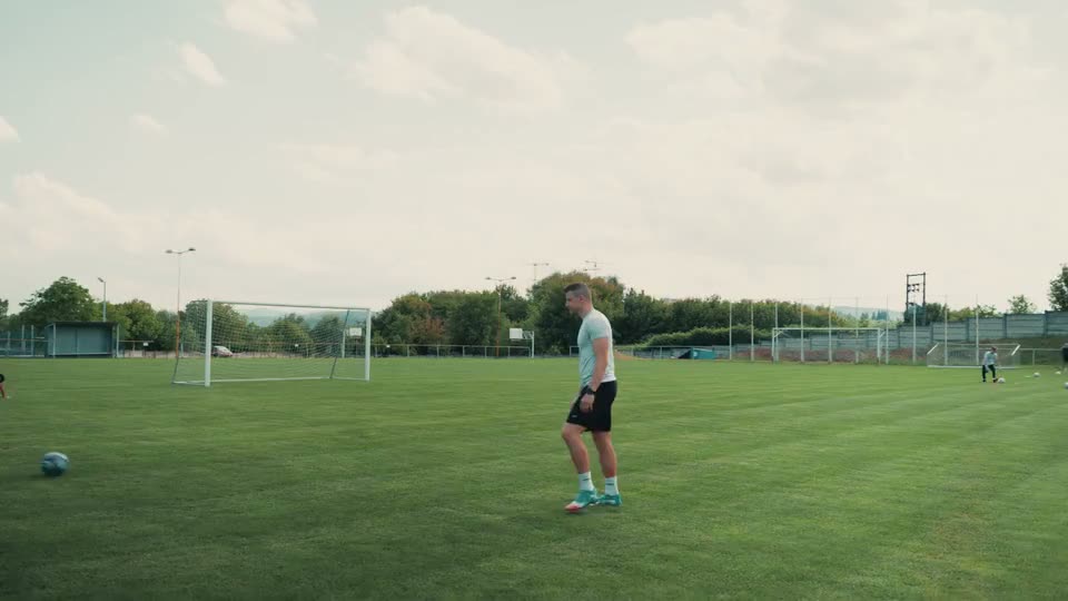 Matúš Marcin vedie mladého hráča počas individuálneho futbalového tréningu v lokalite Ruská Nová Ves pri Prešove