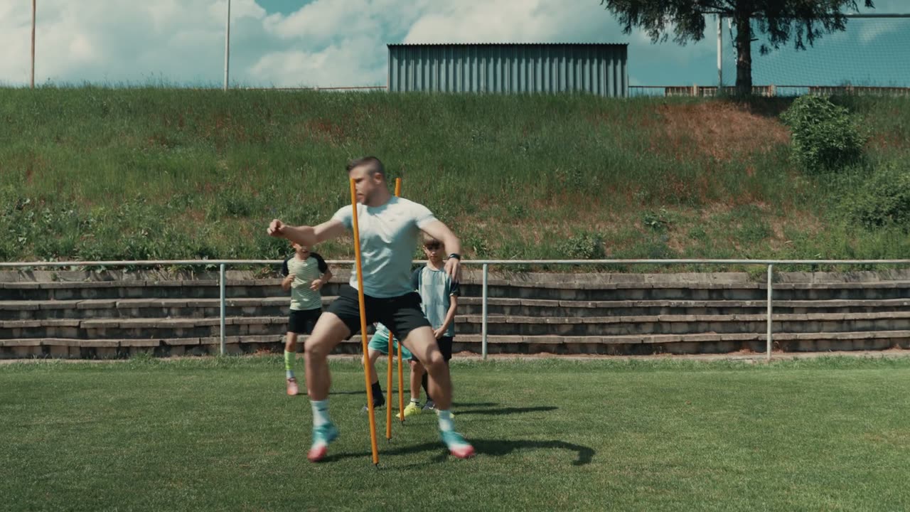 Matúš Marcin vedie hráča cez koordinačné tyče počas individuálneho futbalového tréningu.