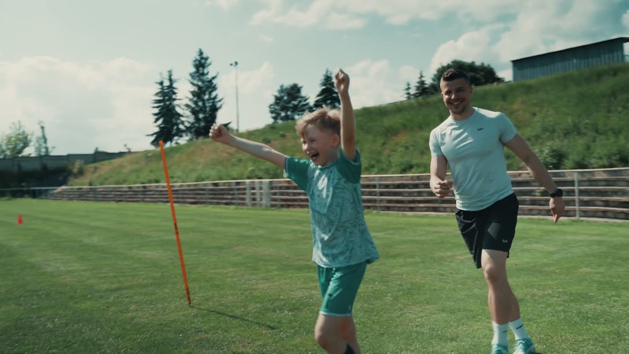 Matúš Marcin povzbudzuje mladého hráča po dokončení cvičenia.