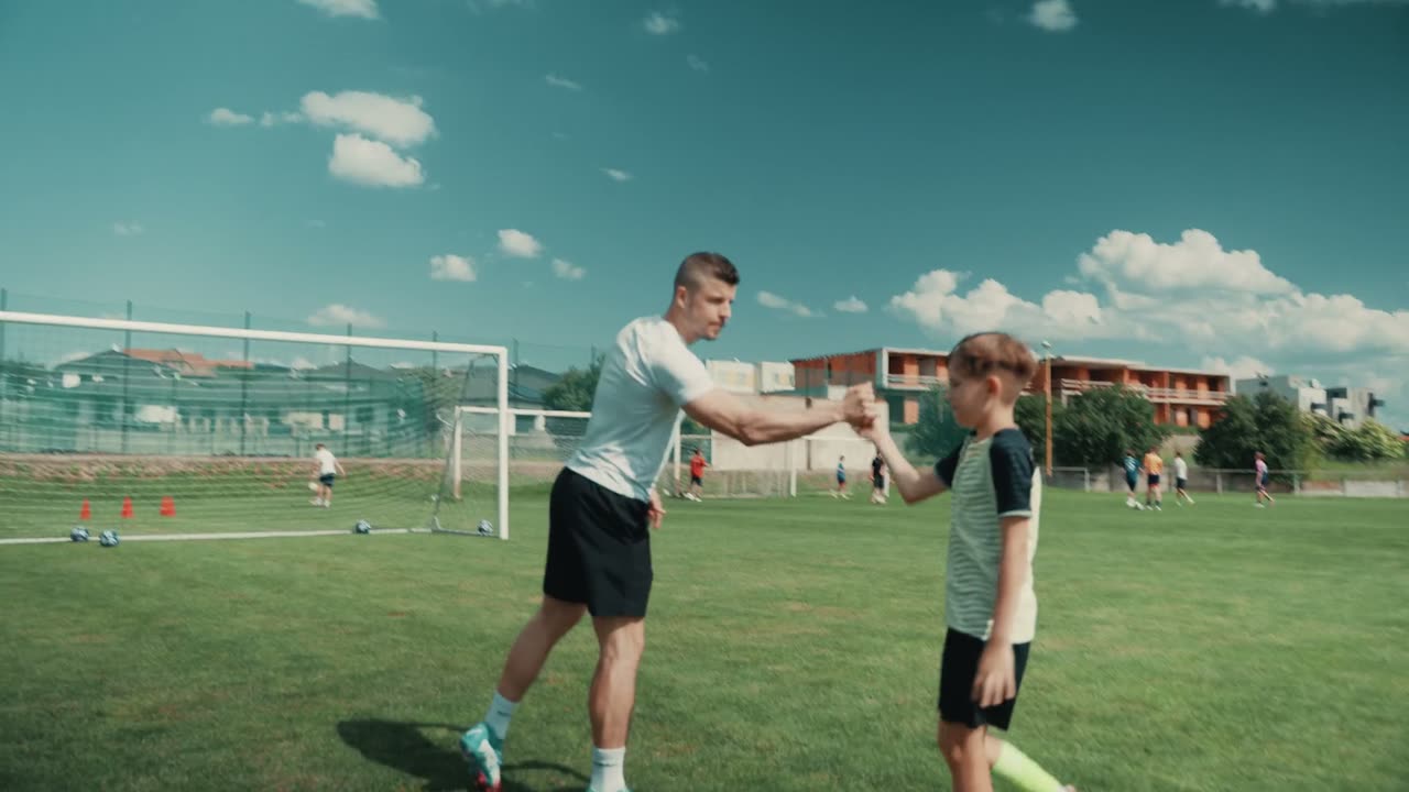 Matúš Marcin kontroluje presnosť hráča pri cvičení medzi kužeľmi.
